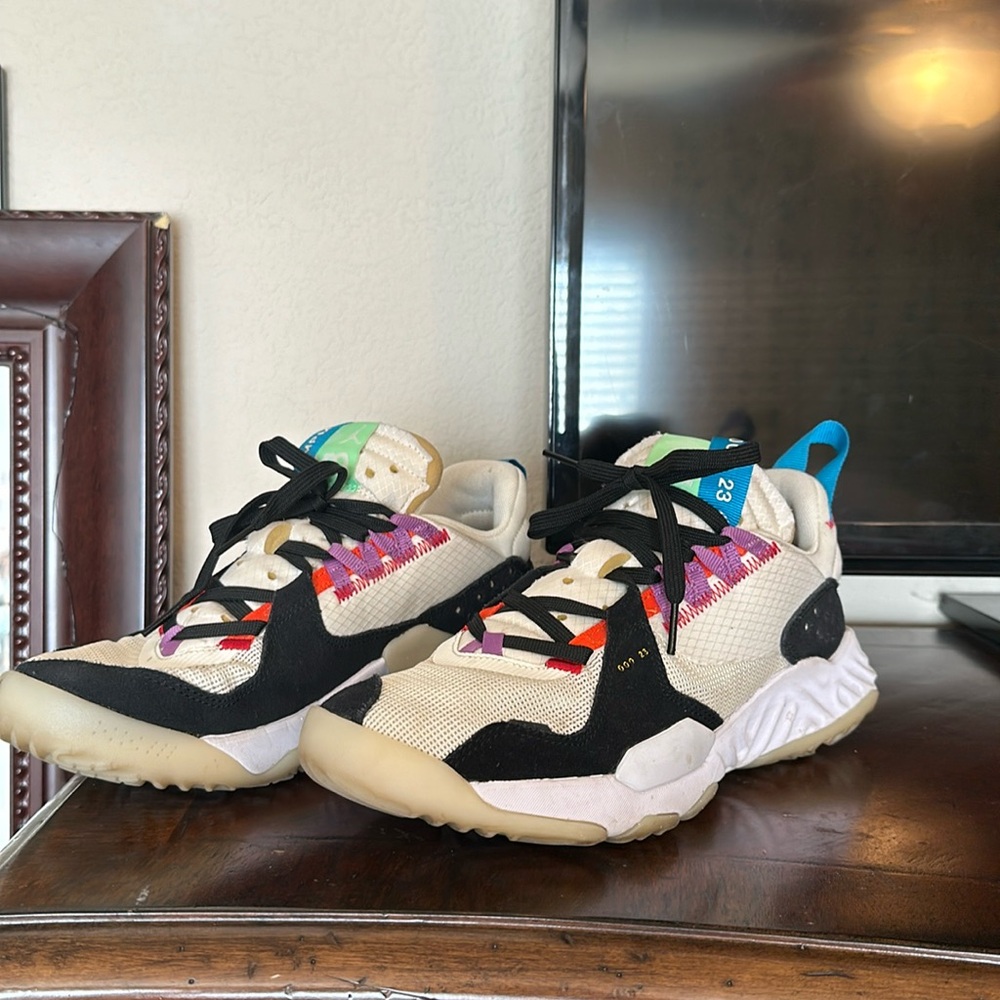 Jordan jumpman delta sneakers in rare color way